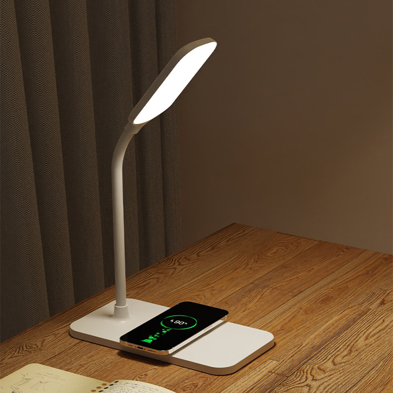 LED Desk Lamp with Wireless Ch - Party Games On Switch recensione e prezzo