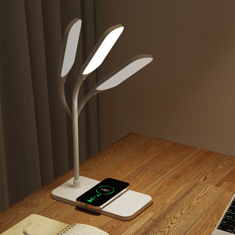 LED Desk Lamp with Wireless Ch - Party Games On Switch recensione e prezzo