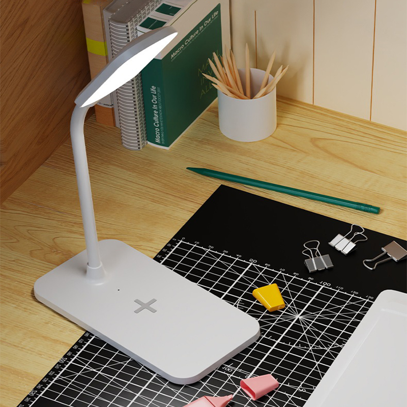LED Desk Lamp with Wireless Ch - Party Games On Switch recensione e prezzo
